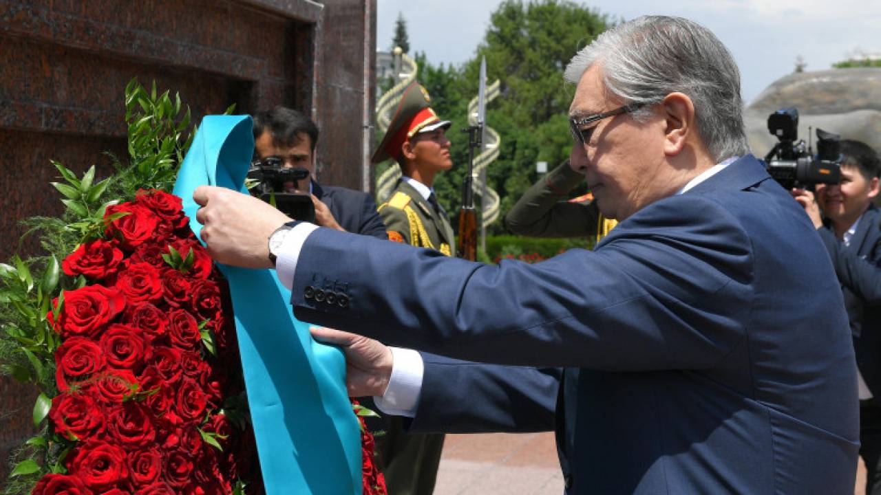 Токаев возложил венок к монументу основоположника таджикского государства