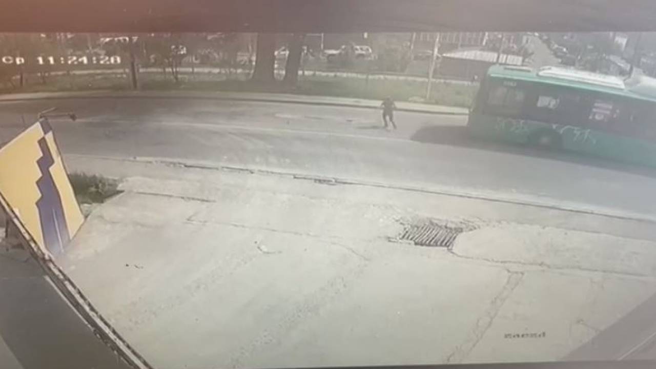 В Алматы девушка бросилась под автобус