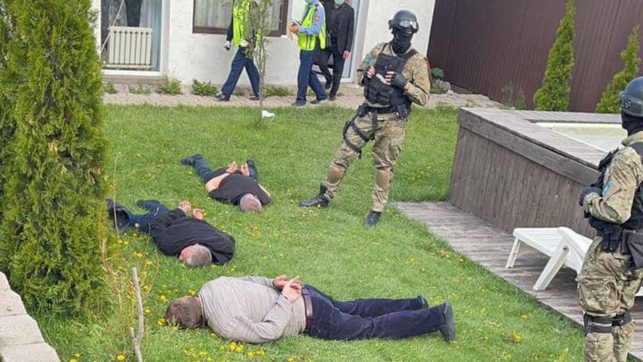В Алматы задержали угонщиков со спецтехникой и париками