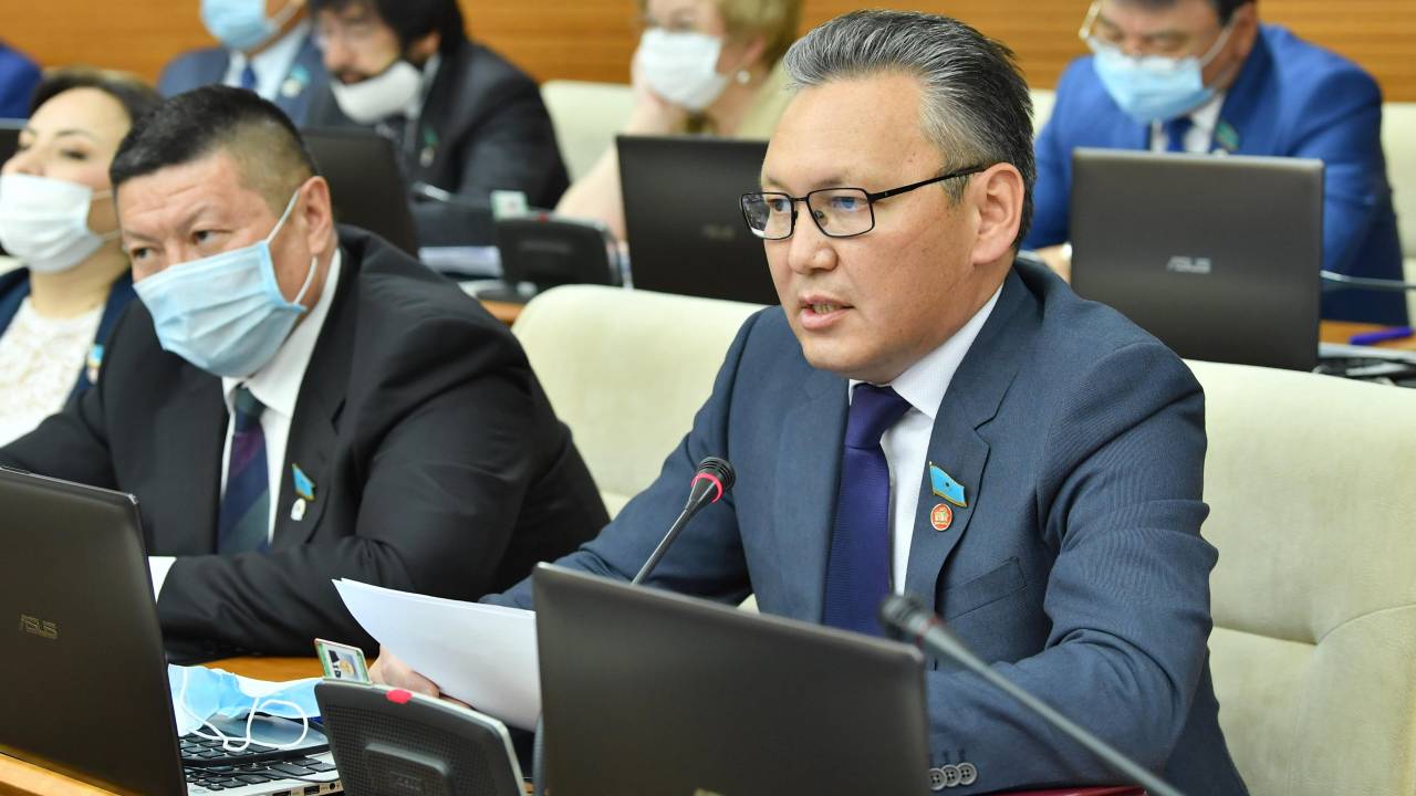 В Казахстане предлагают снизить пенсионный возраст работников вредных производств