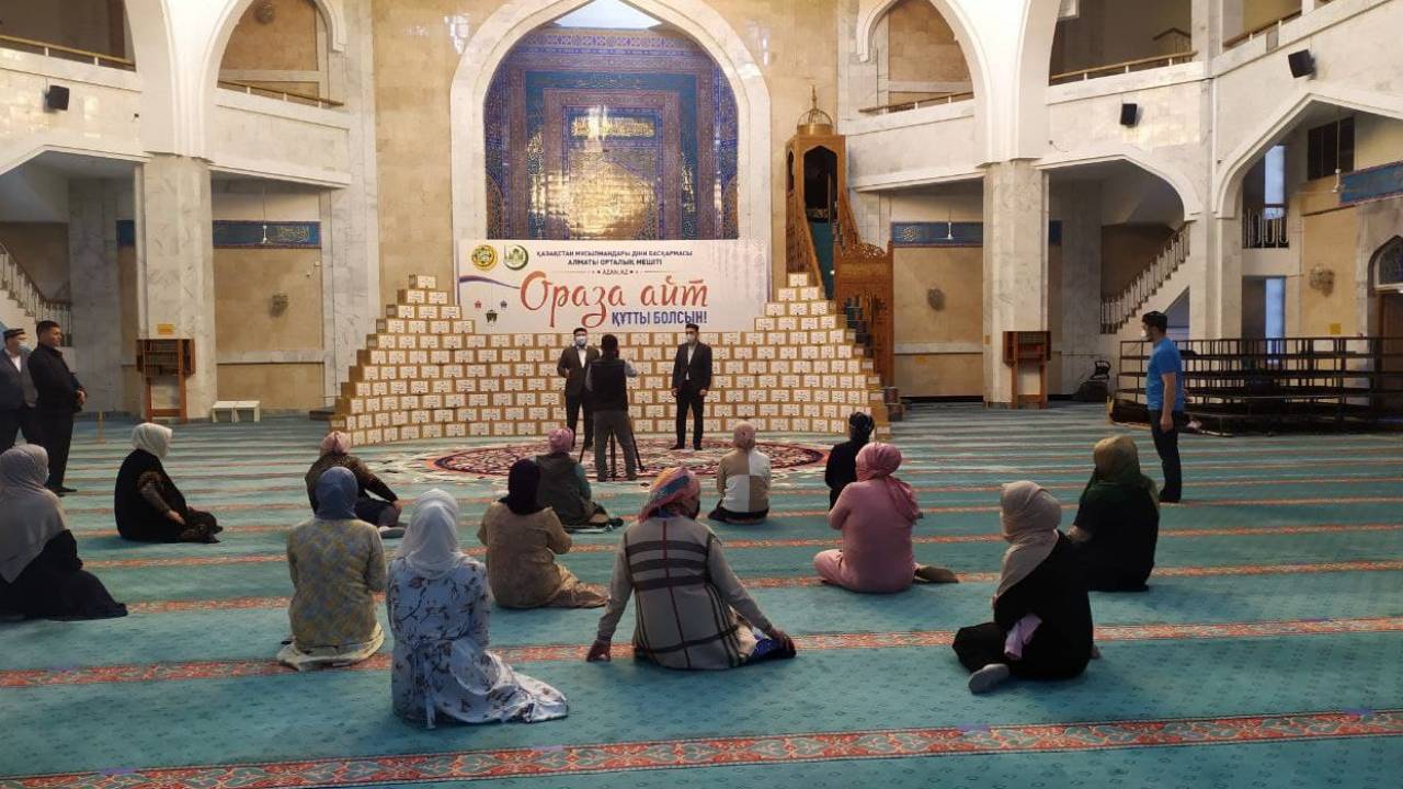 В мечети Алматы нуждающимся раздали подарки в честь праздника Ораза айт