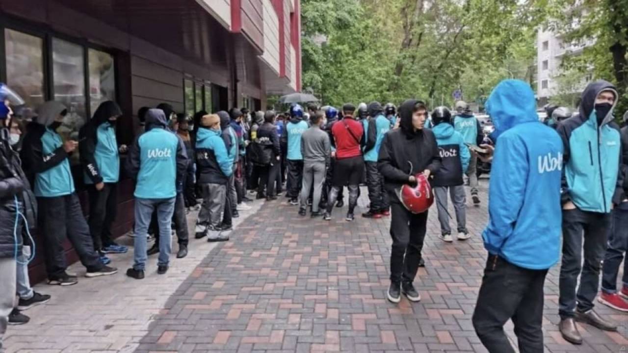 В Минтруда высказались о забастовках курьеров Wolt в Алматы