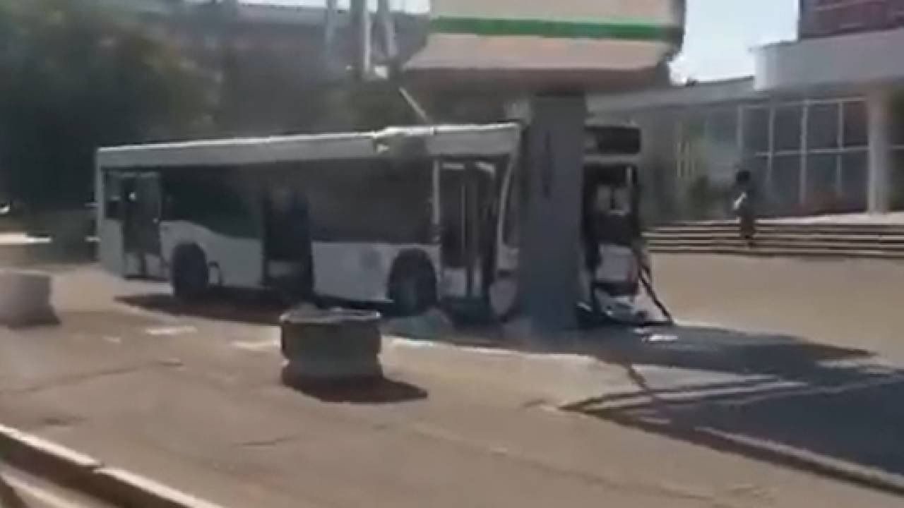 В Павлодаре водитель автобуса врезался в столб