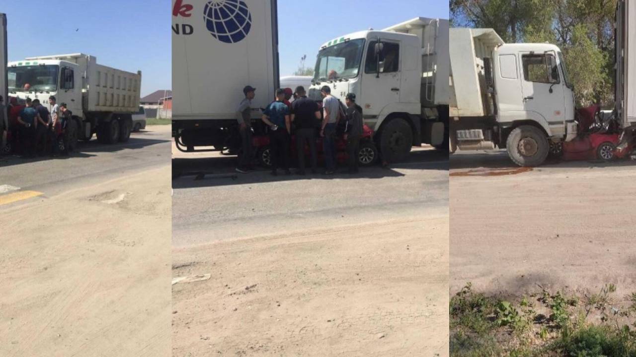 Водителя в легковушке зажало между грузовиками на трассе в Алматинской области