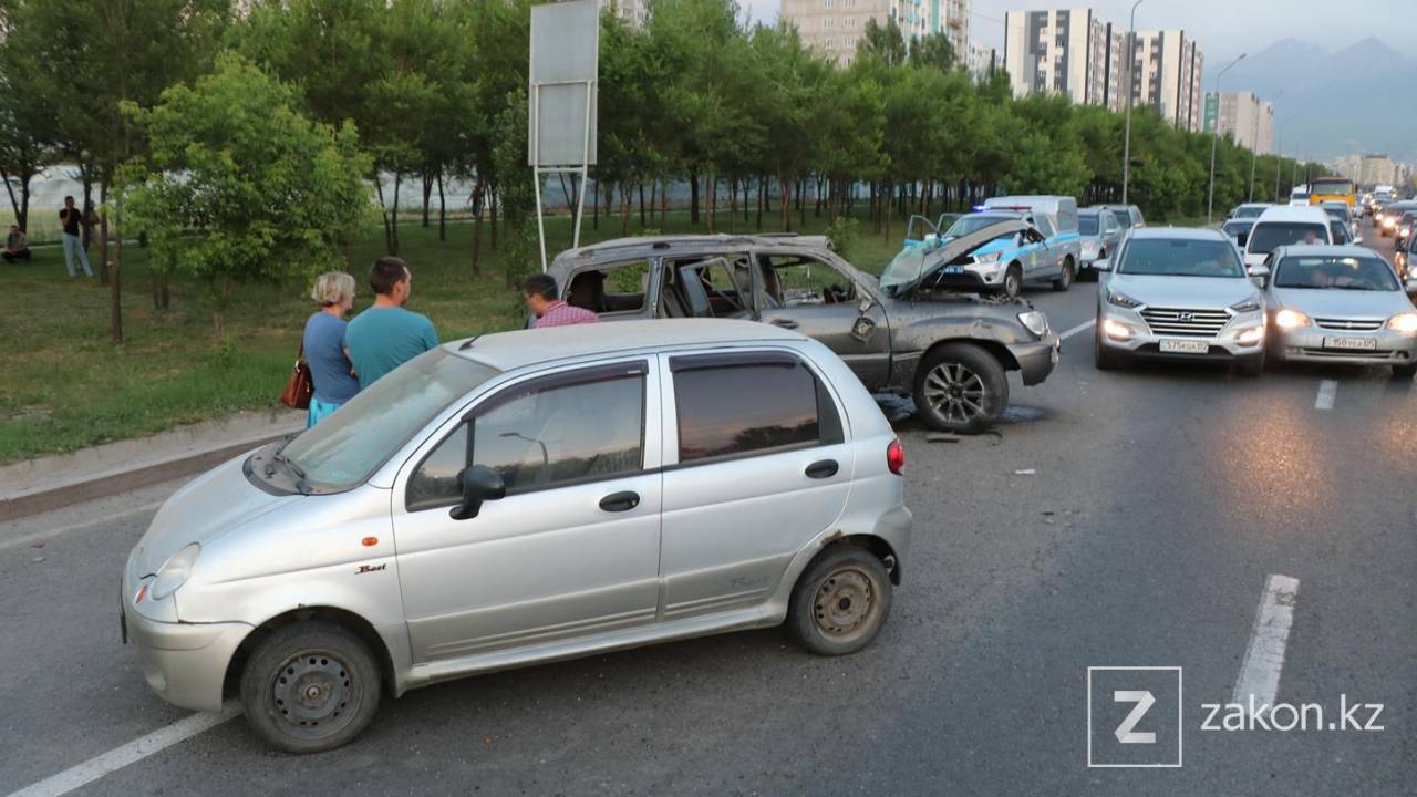 30-метровый кульбит по обочине - трое пострадали в ДТП в Алматы