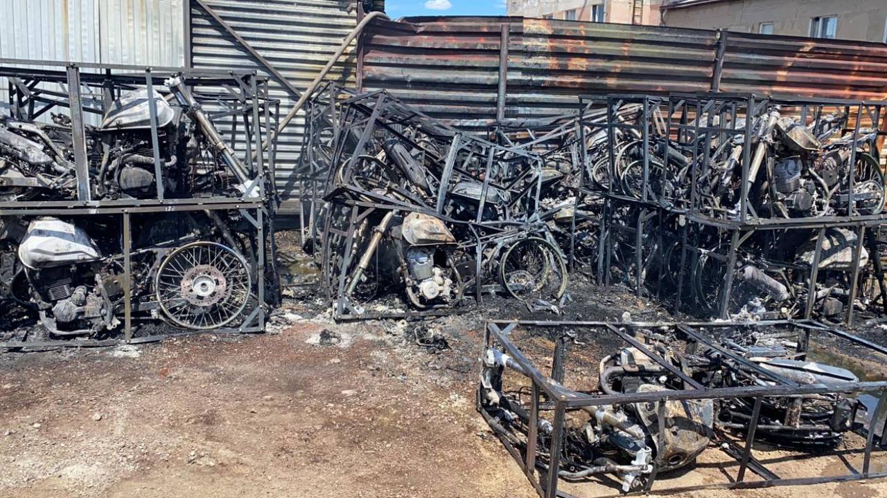 36 мотоциклов сгорели в столичном магазине