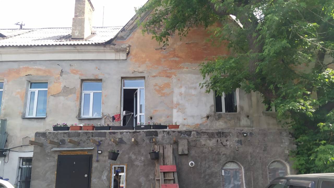 Годовалая девочка упала с крыши пристройки в Карагандинской области