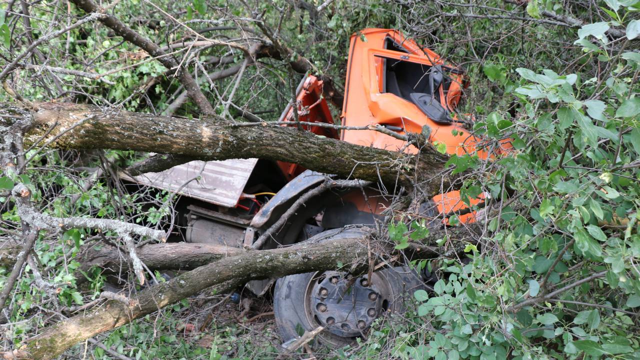 Грузовик снес 10 опор газовой трубы в Алматы