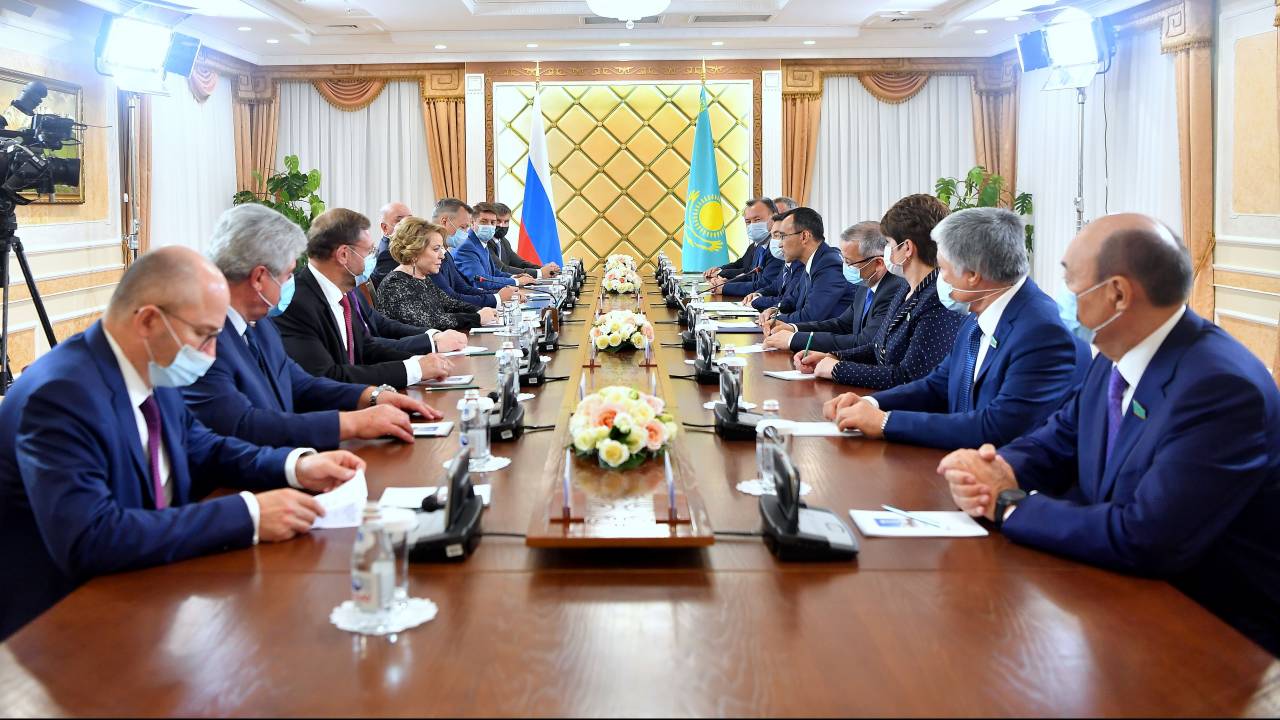 Казахстан и Россия обсудили меры борьбы с пандемией