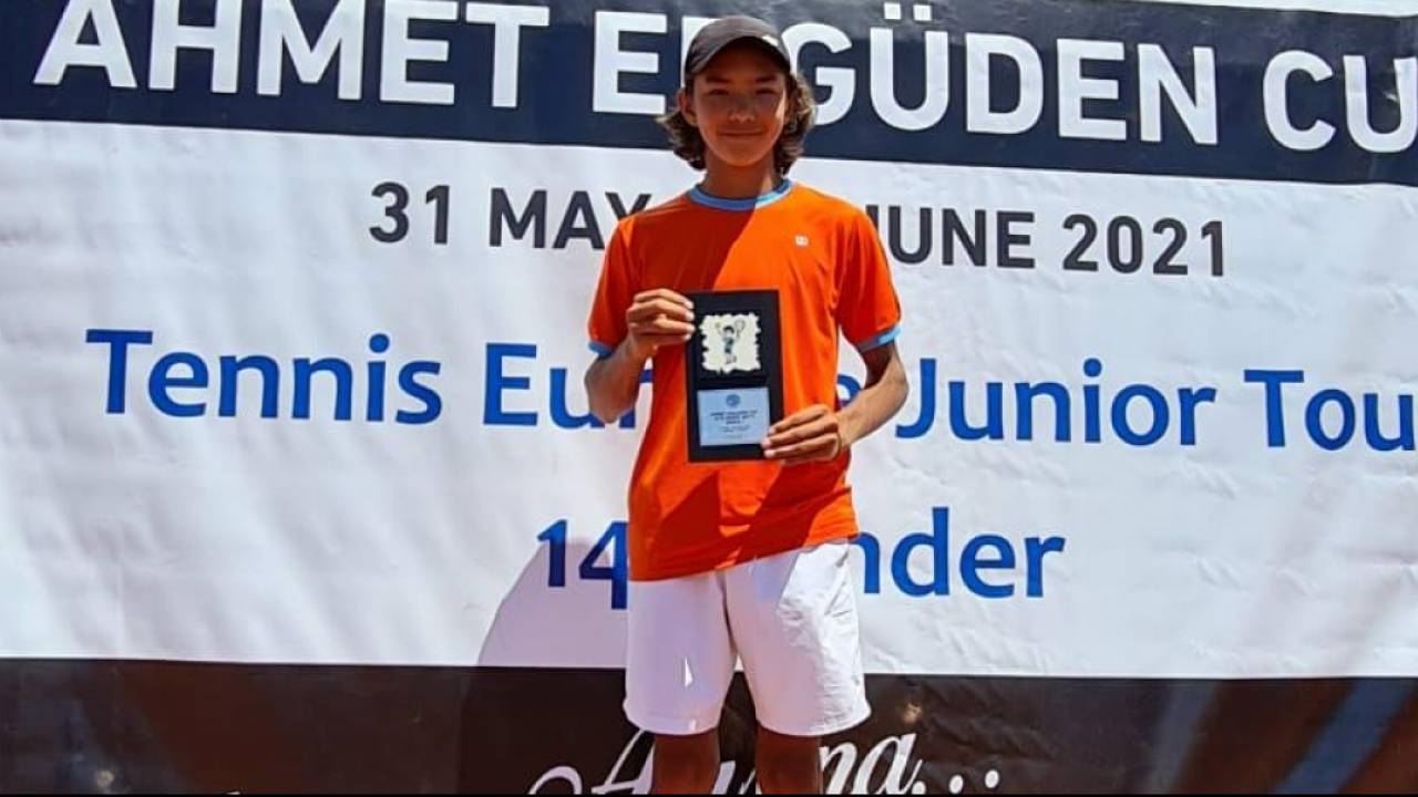 Казахстанец завоевал титул на юниорском турнире в Турции