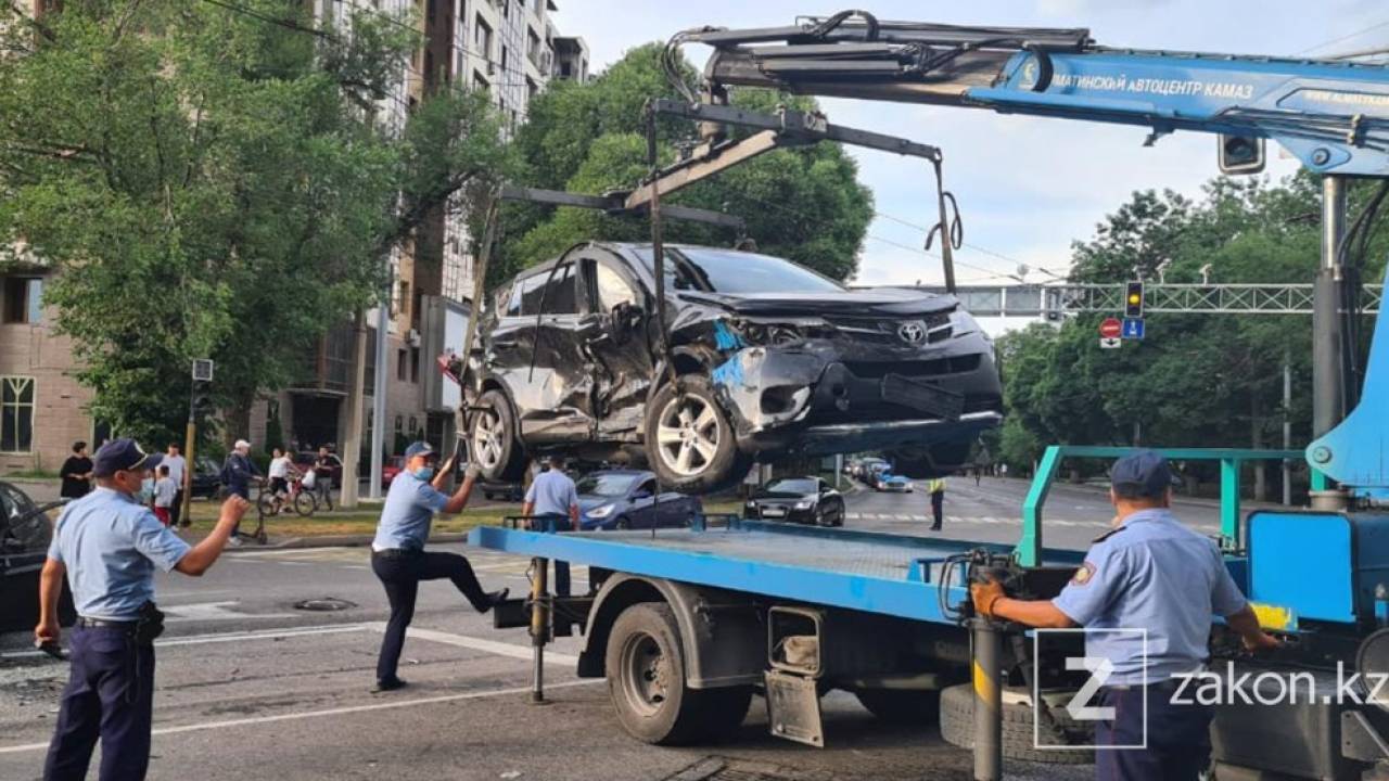 Крупная авария с участием автобуса и пяти машин произошла в Алматы