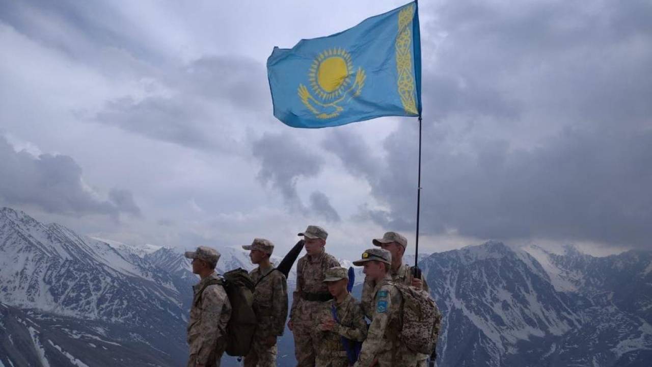 Молодые люди водрузили флаг Казахстана на Большом Алматинском пике