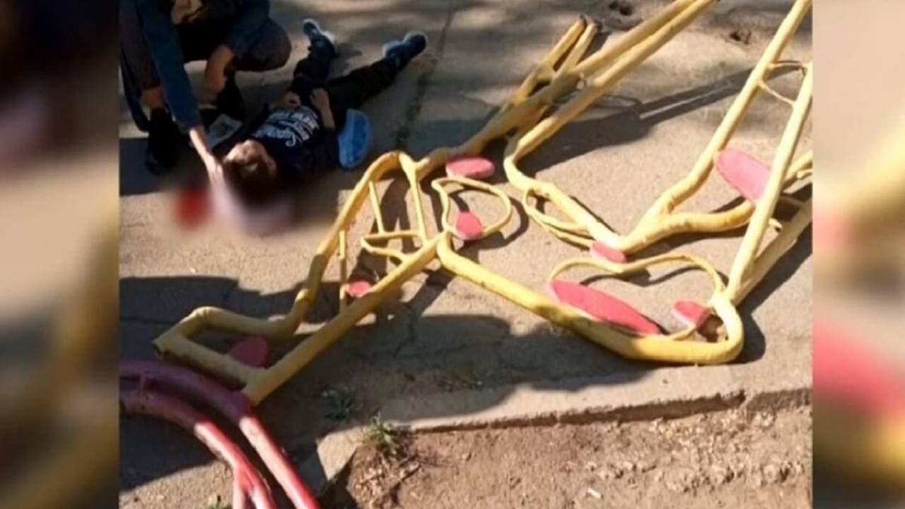 На ребенка в Степногорске упала железная конструкция – виновных нет