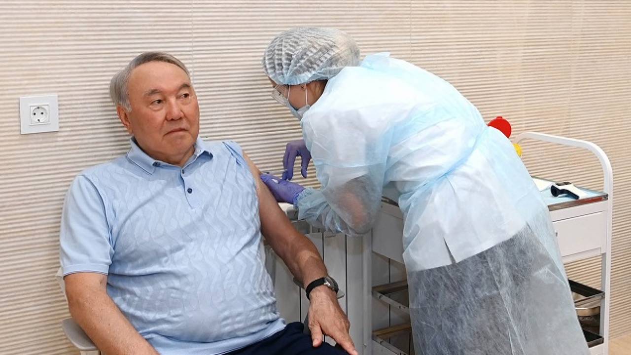 Назарбаев получил прививку от COVID-19