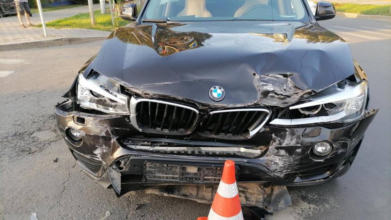 Пьяный алматинец на BMW протаранил припаркованные авто