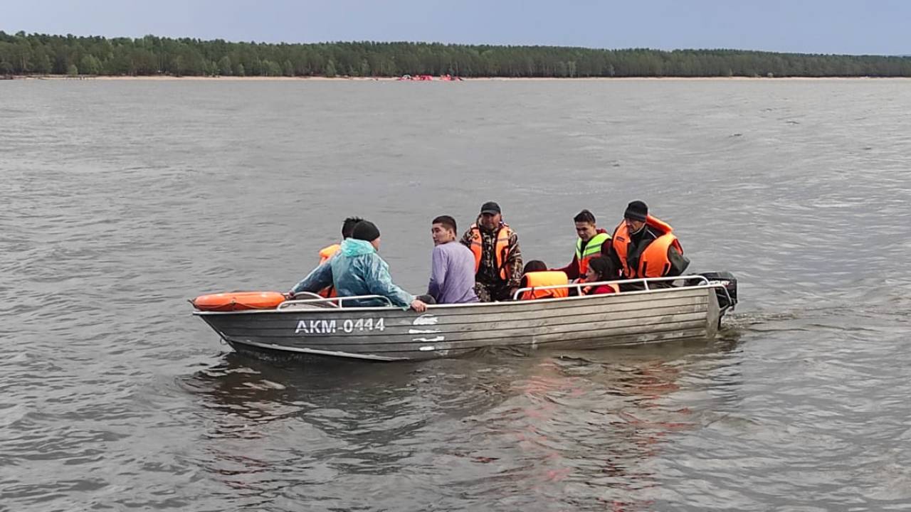 Пять человек спасли с перевернувшейся яхты в Боровом