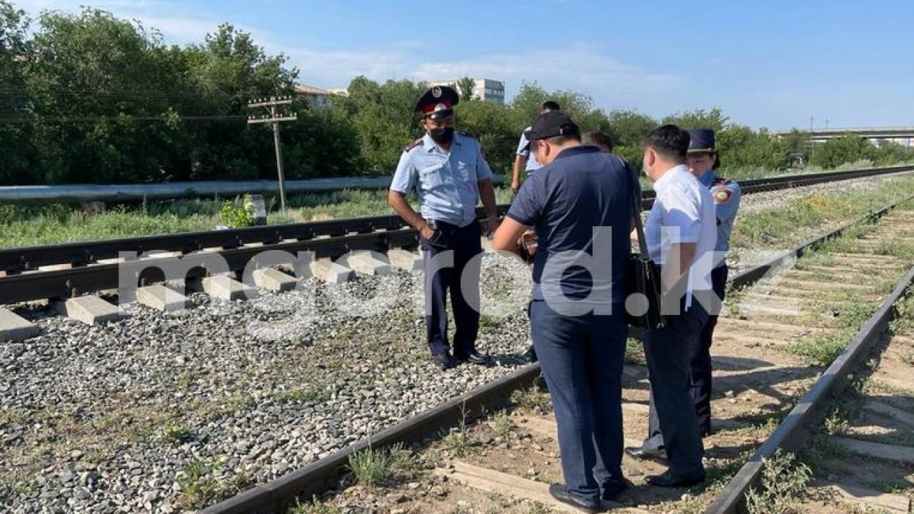 Поезд сбил мужчину в Уральске