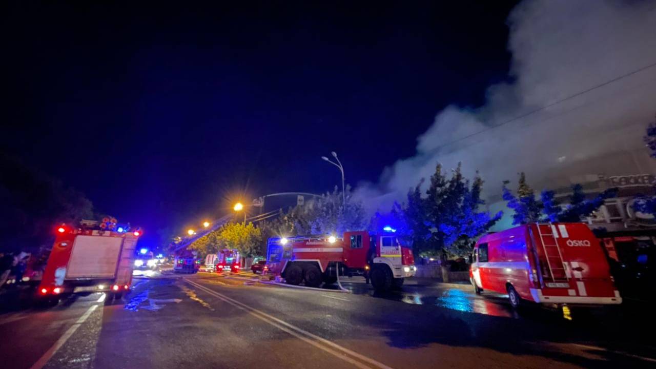 Пожар на улице Розыбакиева в Алматы – пожарные стягивают людей и технику