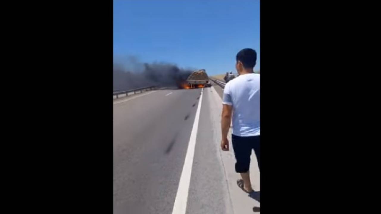 Прицеп с грузом загорелся на трассе Актау - Жетыбай. Видео