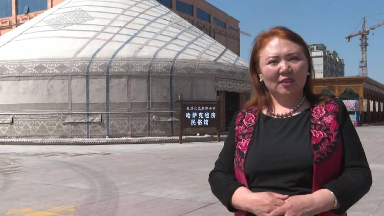 Рукодельница из Китая продвигает традиции пошива казахской национальной одежды