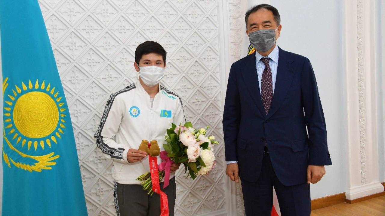 Сагинтаев поздравил двукратную чемпионку мира по боксу Кызайбай