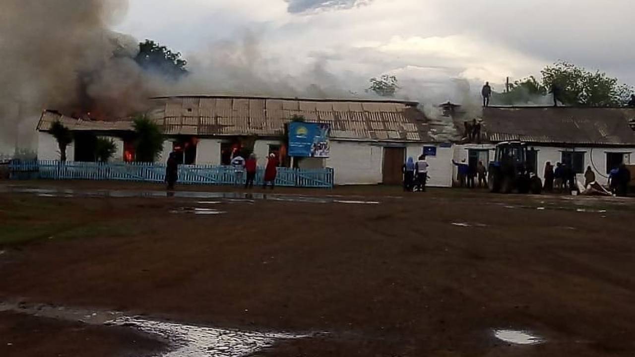 Сельский клуб сгорел в Актюбинской области после удара молнии