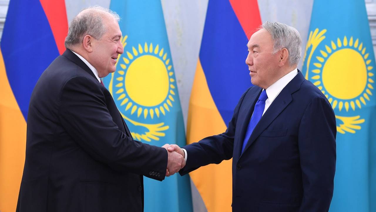 Сотрудничество между странами обсудили Елбасы и президент Армении