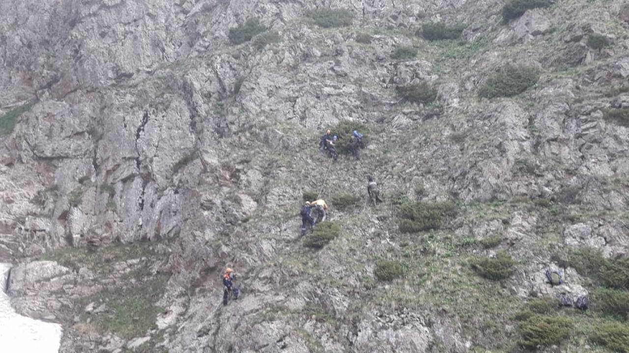 Туристы оказались в ловушке на скале в урочище Мынжылкы