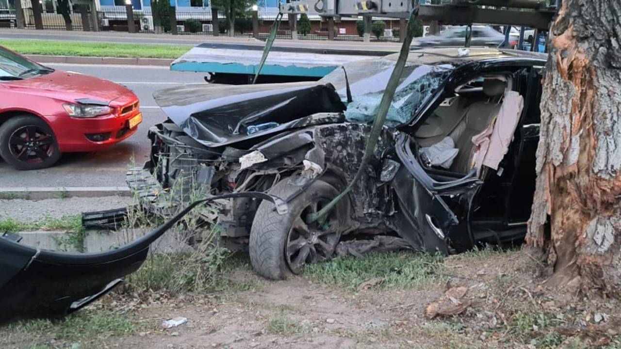 В Алматы Infiniti влетел в дерево: четверо госпитализированы