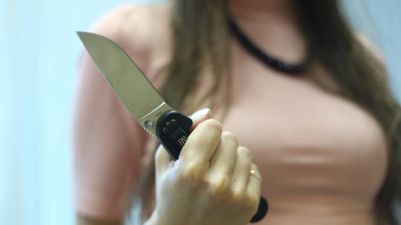 В Алматы женщина ранила ножом своего родственника