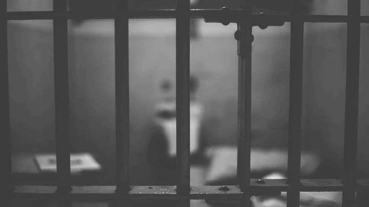 В павлодарскую колонию пытались пронести телефон в интимных местах 