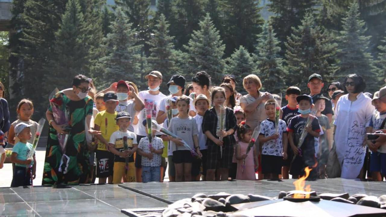Военнослужащие организовали праздник для детей в Алматы