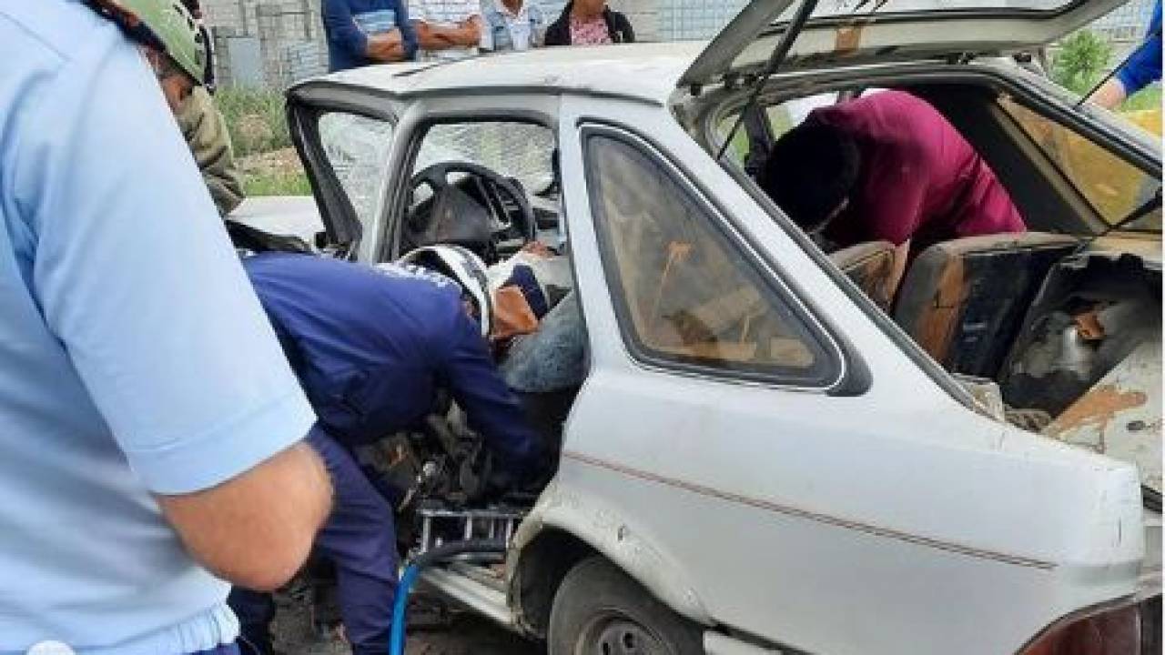 Вырезали из искореженной машины - водитель погиб в ДТП в Алматинской области