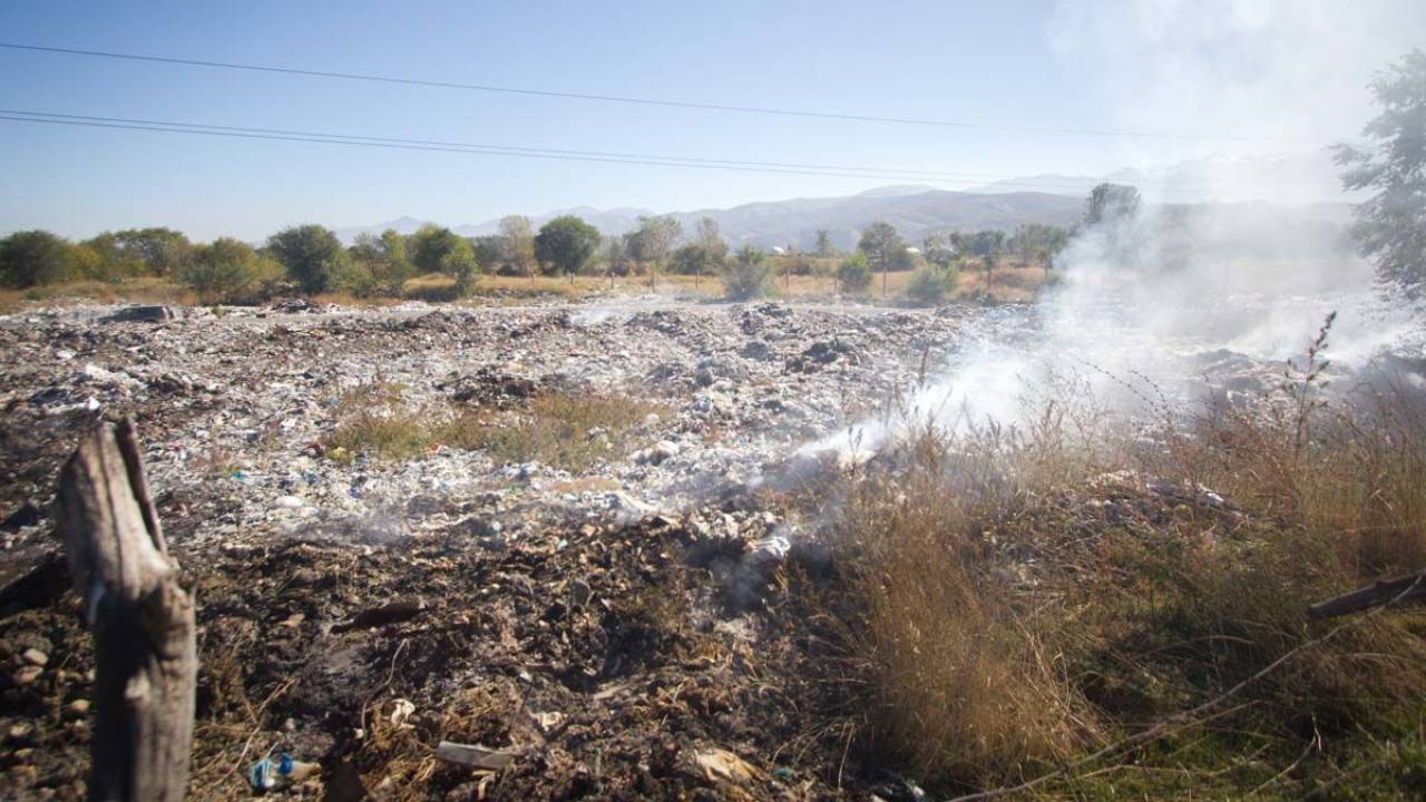 Жители Туркестанской области требуют закрыть мусорный полигон