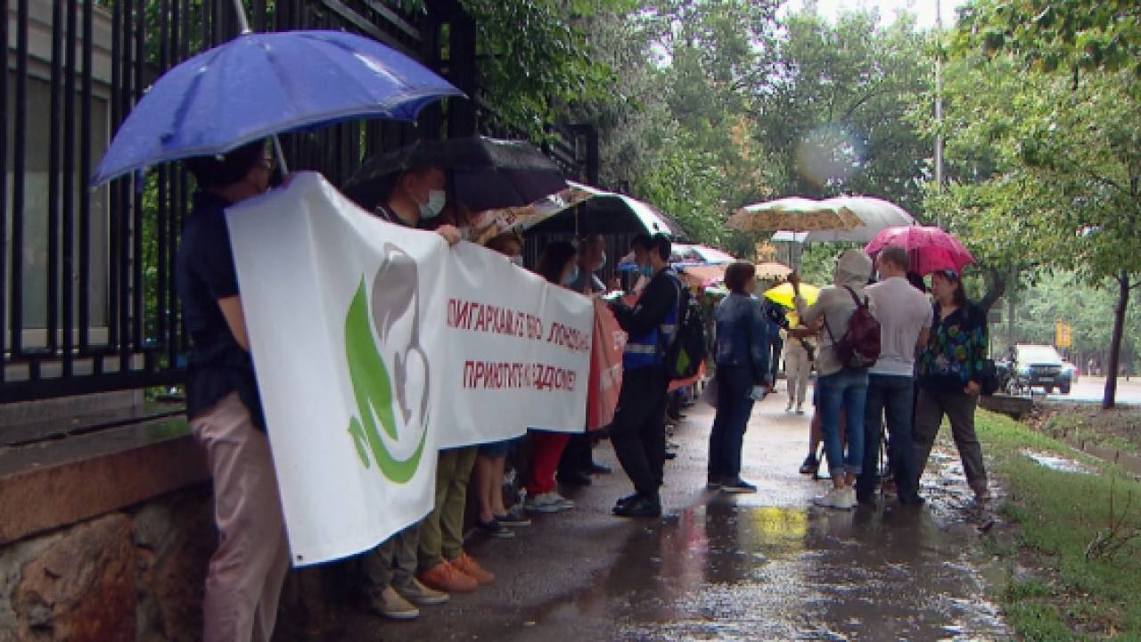 Алматинцы вышли на пикет против строительства элитного ЖК на земле роддома