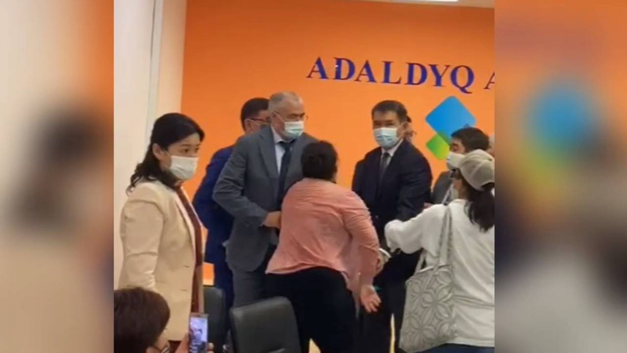 Антиваксеры напали на представителей Минздрава Казахстана