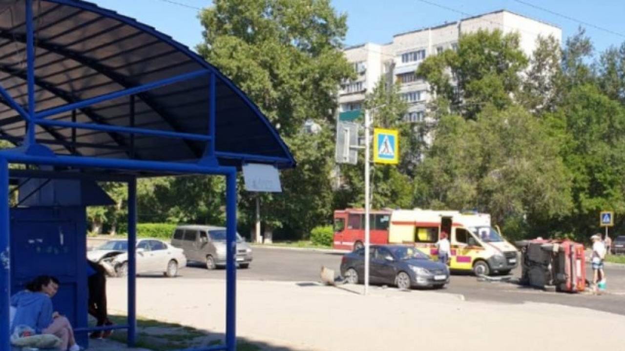 Автомобиль перевернулся в ДТП в Усть-Каменогорске
