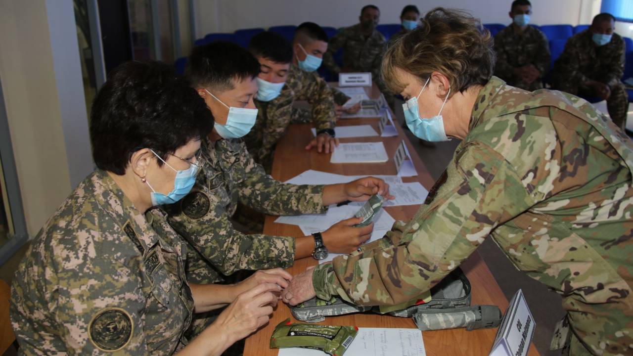 Казахстанские медики прошли миротворческую подготовку у экспертов США