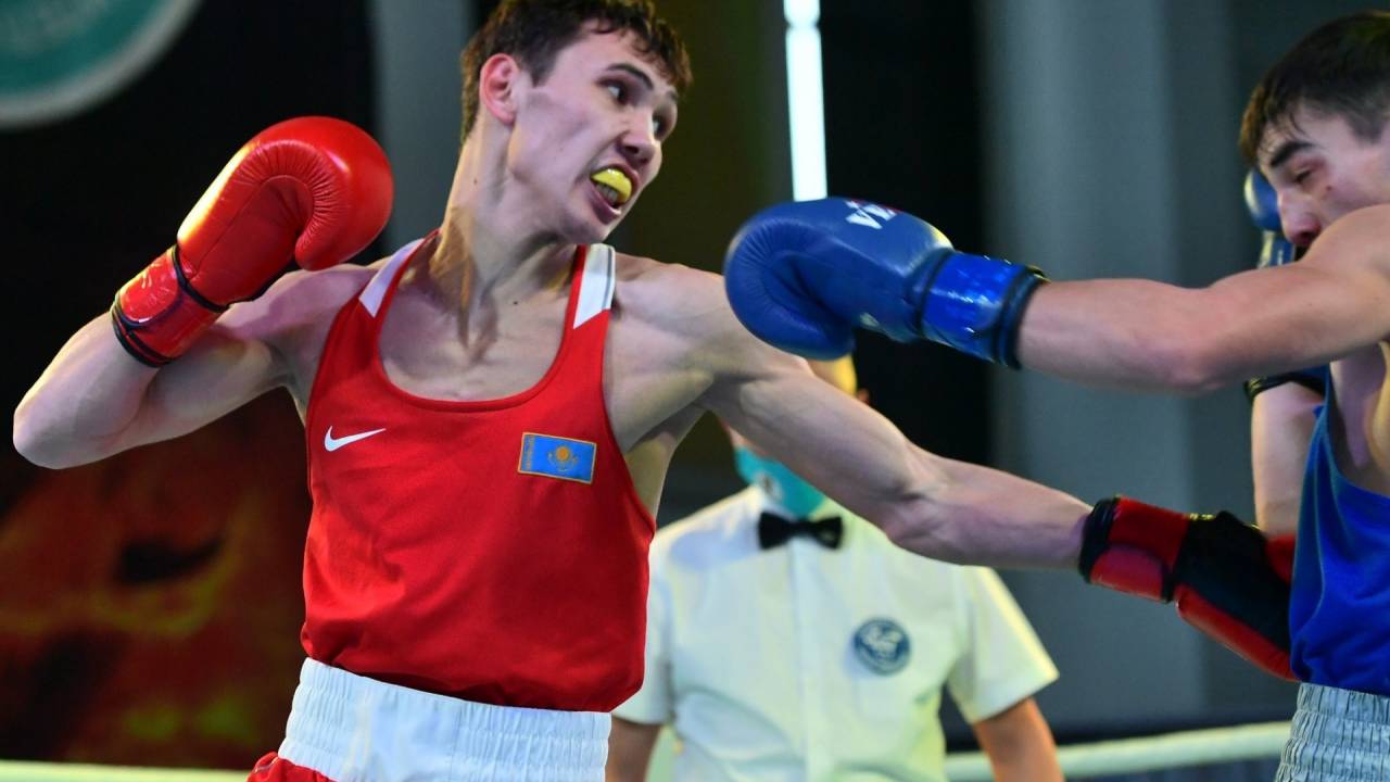 Казахстанский боксер оформил два нокдауна и победил на старте Олимпиады