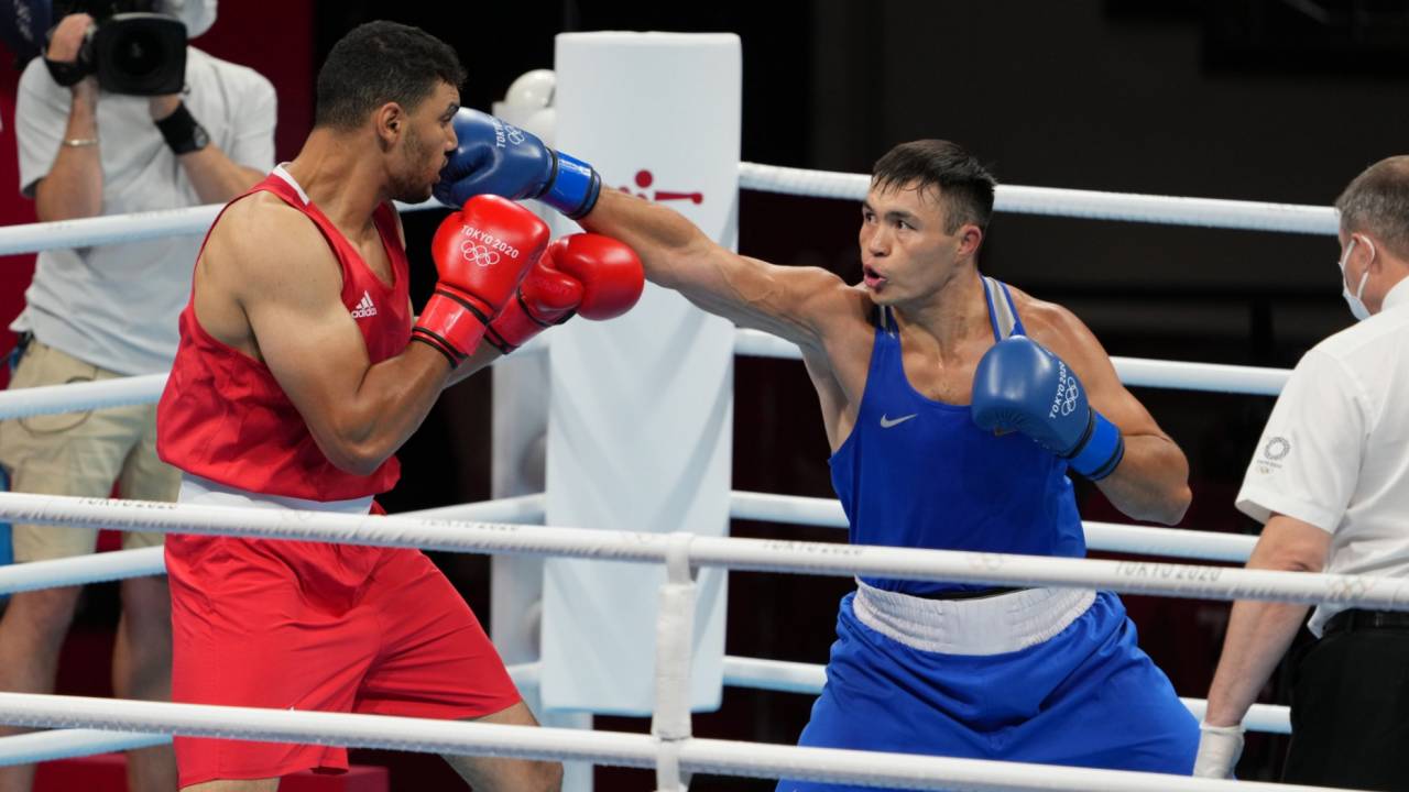 Казахстанский боксер уверенно прошел в четвертьфинал ОИ-2020