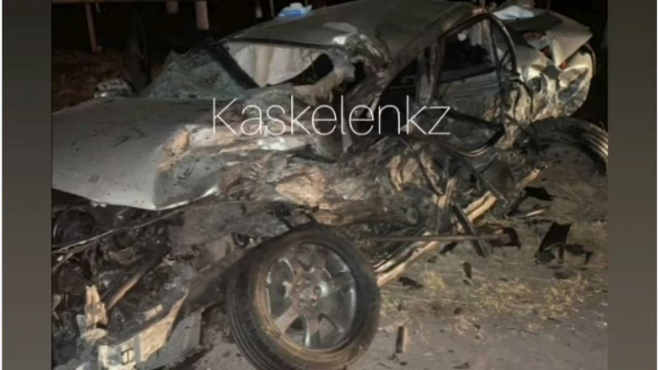 На Каскеленской трассе при лобовом столкновении погибли мужчина и беременная женщина