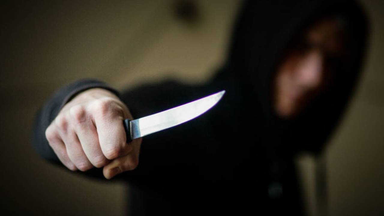 Несовершеннолетнего официанта ударили ножом в Алматинской области