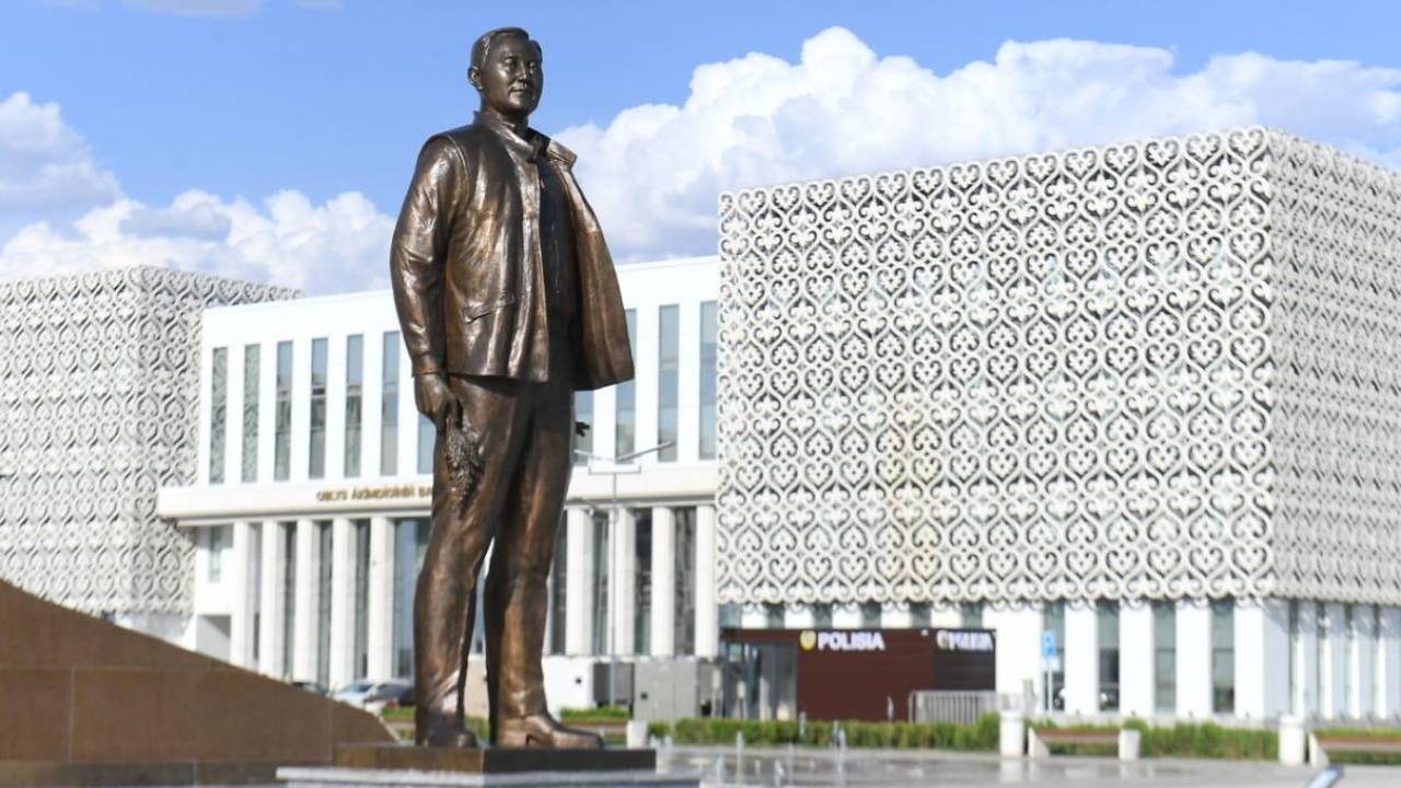 Памятник Назарбаеву установили в Туркестане