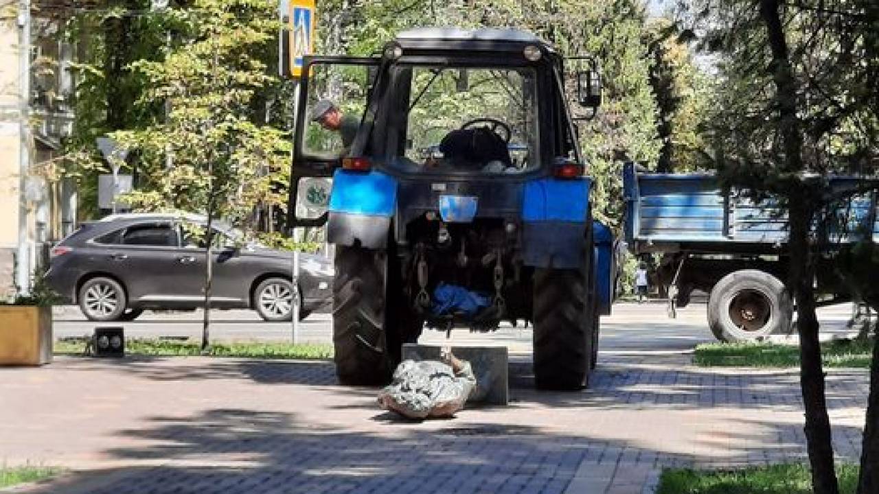 Памятник Цою снесли трактором в Алматы: подрядчики обязались установить на место