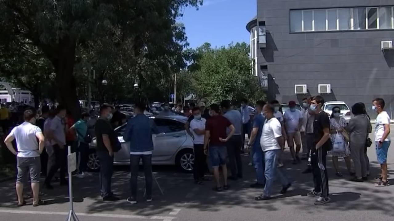 Сотрудники скорой помощи не вышли на работу в Алматы из-за зарплаты