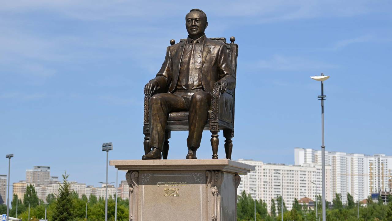 Токаев принял участие в церемонии открытия памятника Елбасы