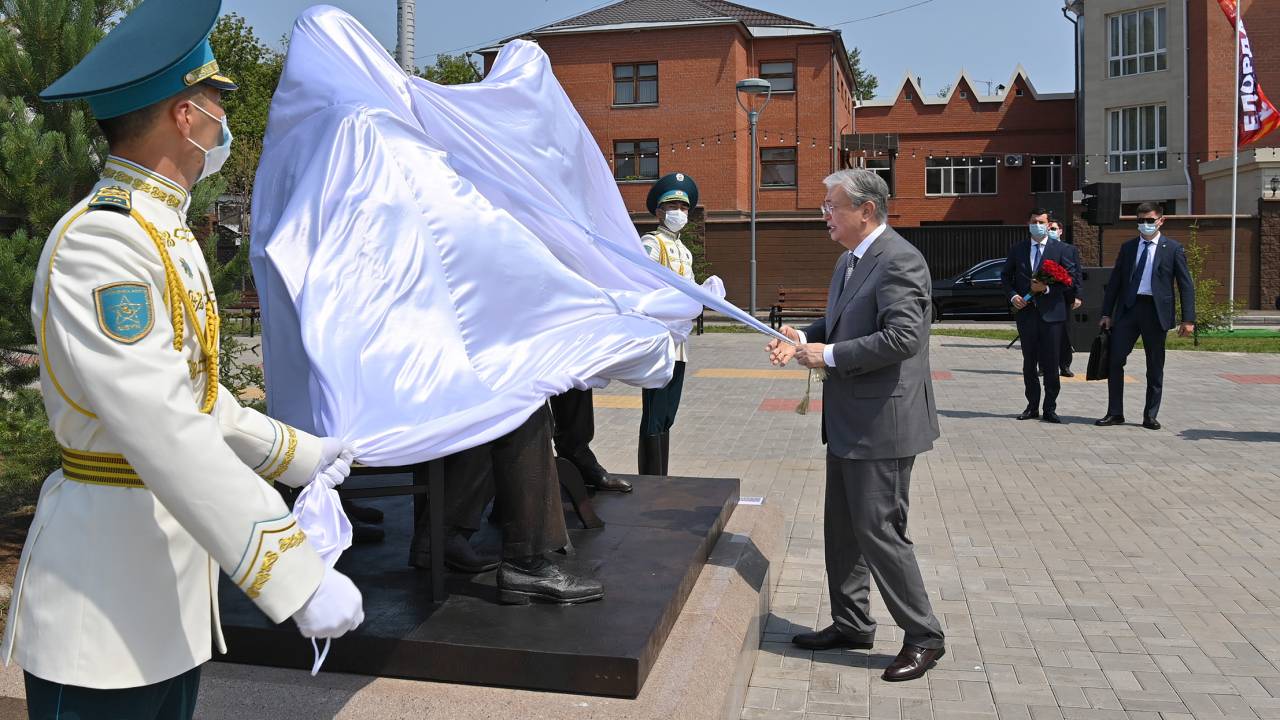 Токаев принял участие в церемонии открытия памятника лидерам движения "Алаш"