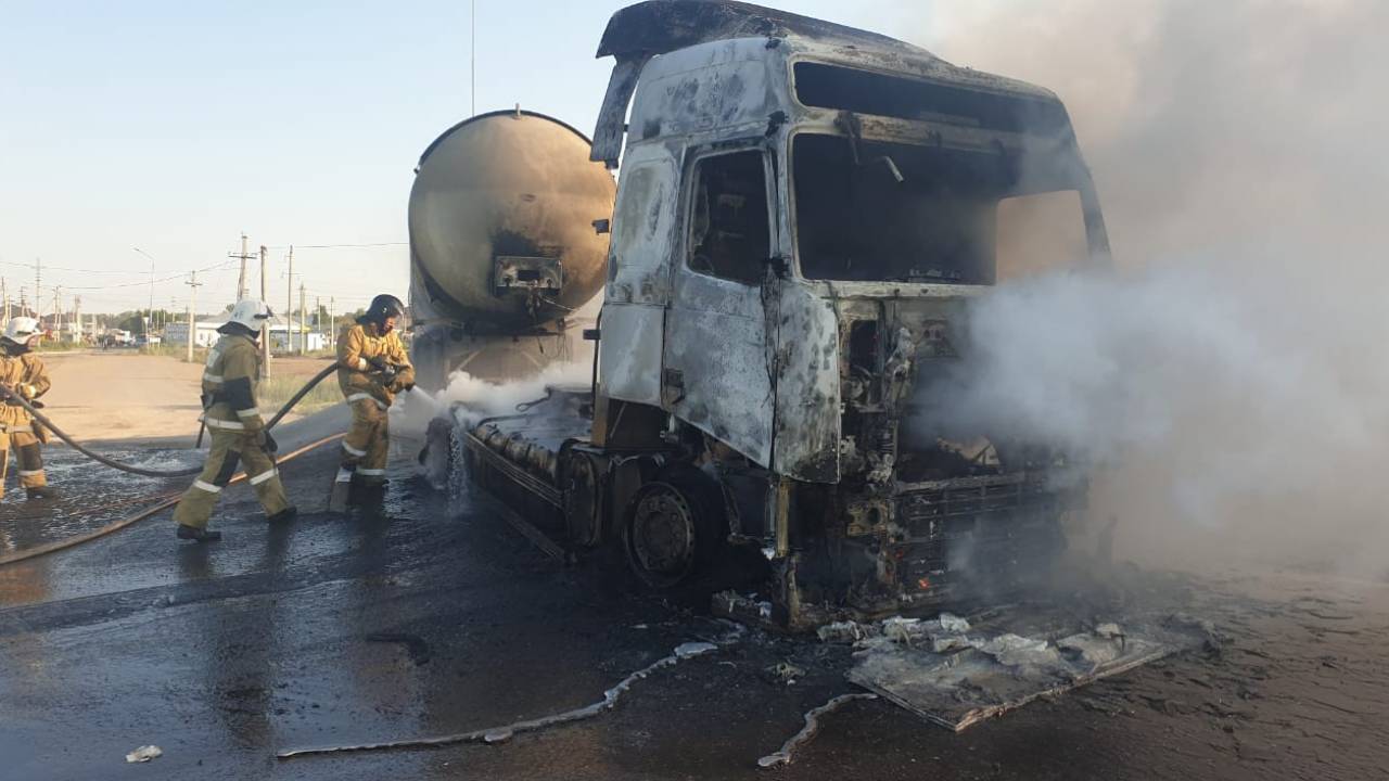 Топливозаправщик загорелся на трассе в Акмолинской области