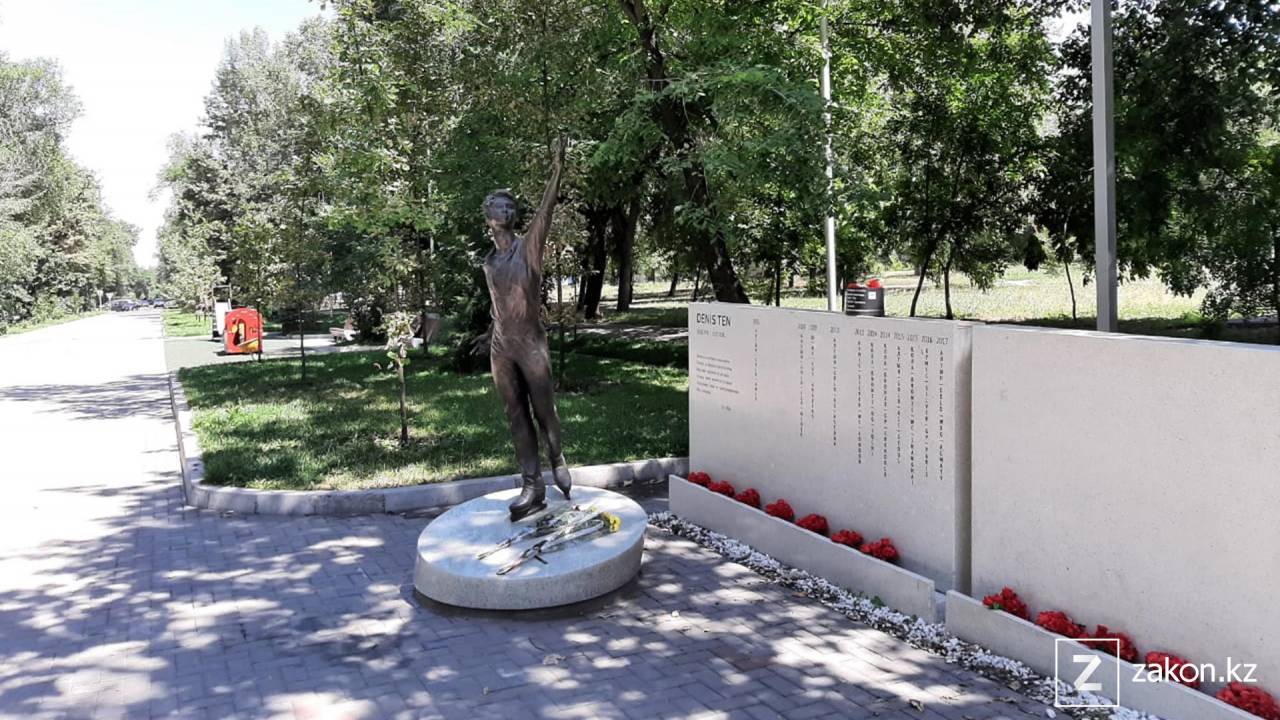 Три года без Дениса Тена - алматинцы несут цветы к памятнику фигуриста