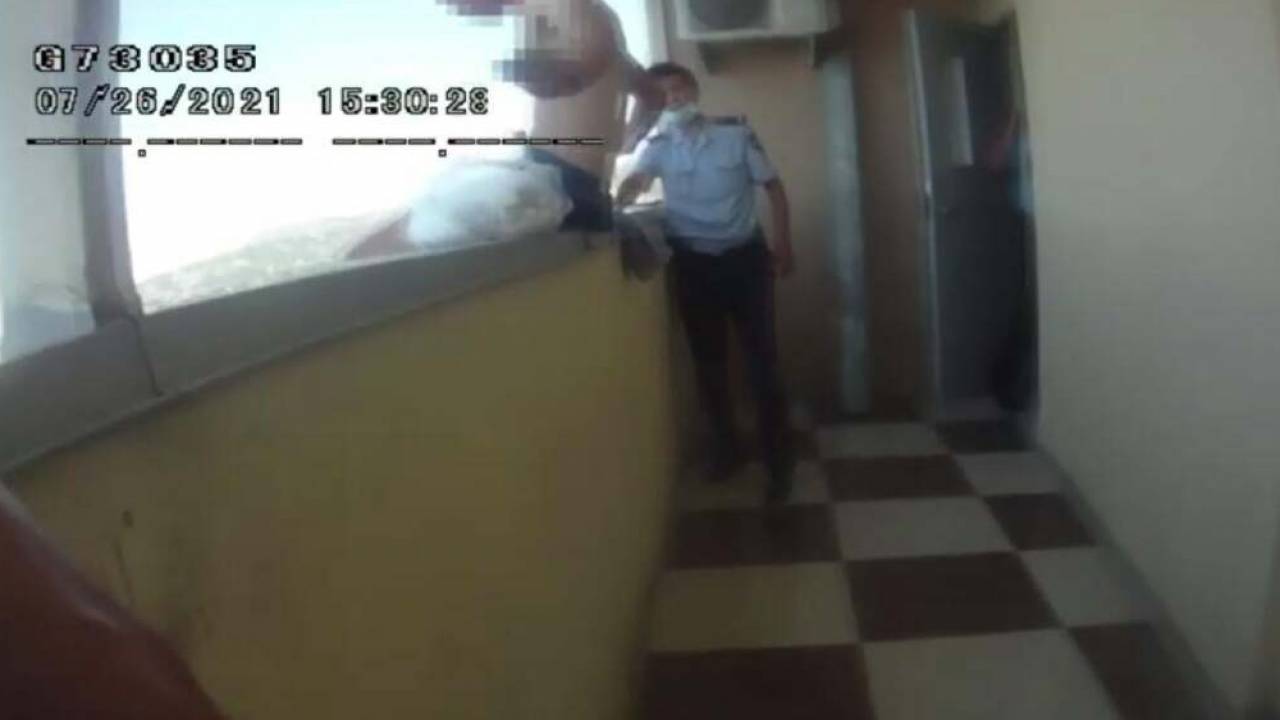 Угрожал полицейскому - парень пытался спрыгнуть с 16-го этажа в Алматы